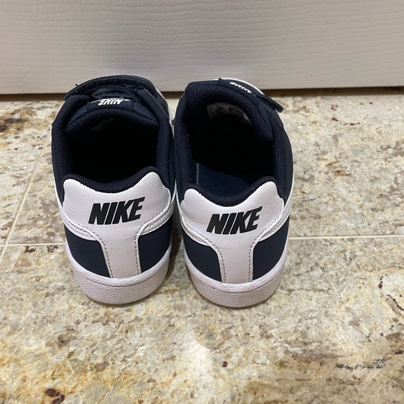 Nike boys running shoes - court royale navy blue sneakers - size 2Y - Picture 5 of 8